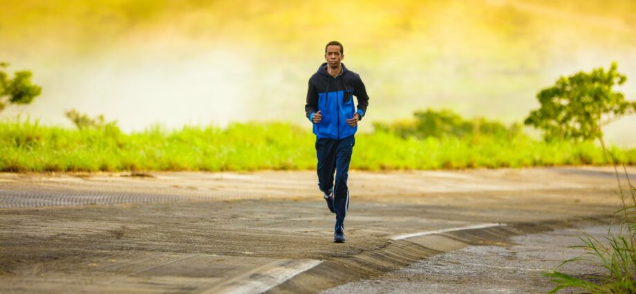 Motivationstheorien - Mann läuft bei Sonnenaufgang eine Straße emtlang
