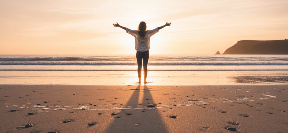 Eine Person tankt Kraft in der Natur als Symbol für erfolgreiche Burnout-Prävention.